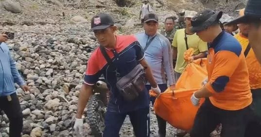 Foot : Proses evakuasi 1 korban penambang yang tertimbun pasir.
