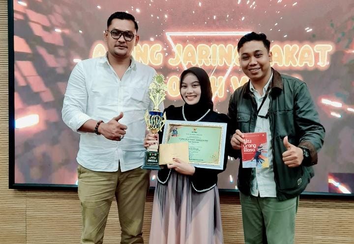 Foto : Juara I Lomba Madura Pop Talent 2025,  Septa Widianti Romadhoni (tengah )