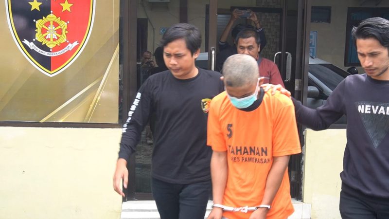 Pencuri kotak amal masjid tertunduk lesu dan malu saat digelandang Polres Pamekasan 