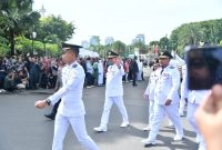 Foto : Bupati Sumenep Achmad Fauzi Wongsojudo melambaikan tangan kepada wartawan 