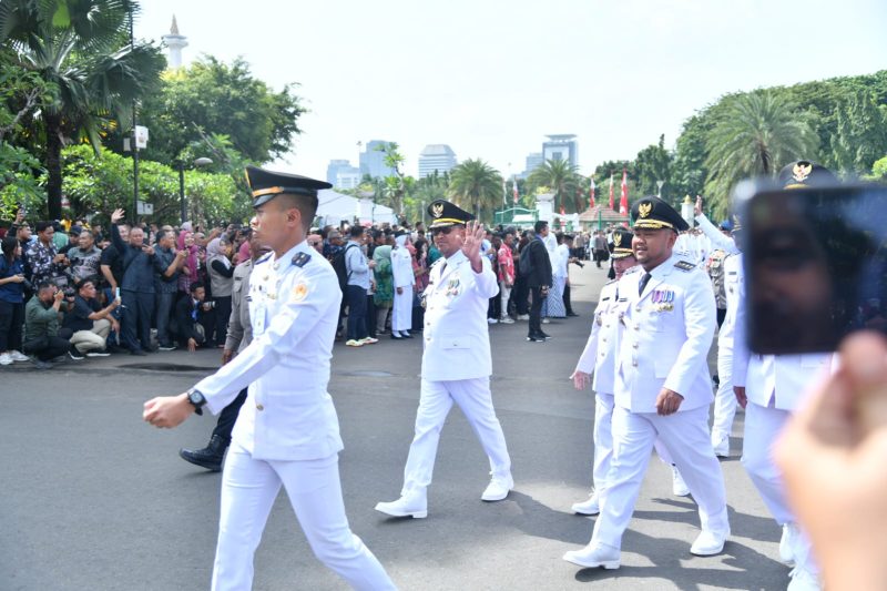 Foto : Bupati Sumenep Achmad Fauzi Wongsojudo melambaikan tangan kepada wartawan 