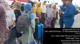 Foto : Puluhan santri PP Annuqayah asal Kepulauan Kangean bersiap- siap menaiki Kapal Ekspres Bahari 9C melalui program mudik Gratis Pemerintah Kabupaten Sumenep .