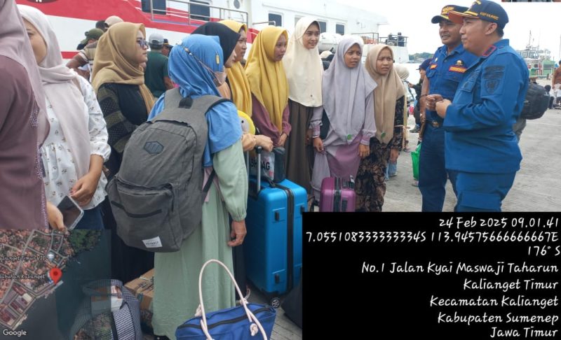 Foto : Puluhan santri PP Annuqayah asal Kepulauan Kangean bersiap- siap menaiki Kapal Ekspres Bahari 9C melalui program mudik Gratis Pemerintah Kabupaten Sumenep .