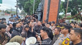 Foto : Ratusan mahasiswa ‘Aliansi Kediri Menggugat’ kembali menyampaikan aspirasi mereka melalui aksi demontrasi damai Indonesia Gelap di depan Gedung DPRD Kediri 
