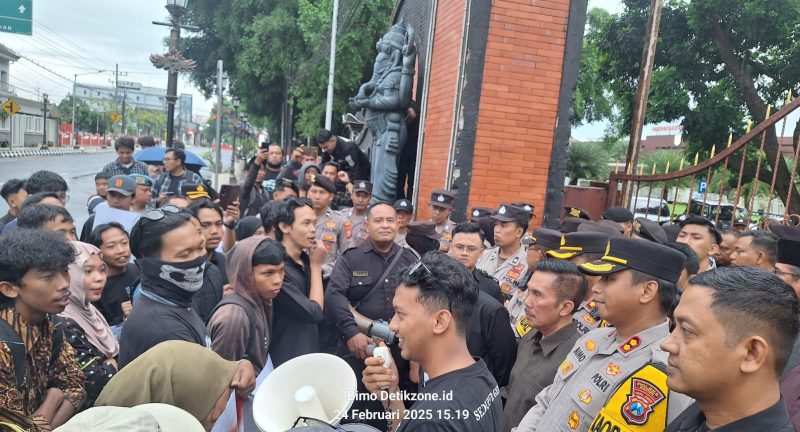 Foto : Ratusan mahasiswa ‘Aliansi Kediri Menggugat’ kembali menyampaikan aspirasi mereka melalui aksi demontrasi damai Indonesia Gelap di depan Gedung DPRD Kediri 
