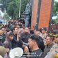 Foto : Ratusan mahasiswa ‘Aliansi Kediri Menggugat’ kembali menyampaikan aspirasi mereka melalui aksi demontrasi damai Indonesia Gelap di depan Gedung DPRD Kediri 