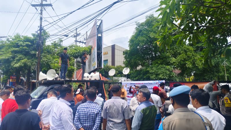 Foto : Jaringan Anti Rasuah Jawa Timur  saat menggelar aksi demonstrasi di Polda Jatim 