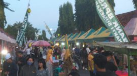 Foto : Bazar Takjil Ramadhan di depan Labang Mesem diserbu ratusan pengunjung berburu menu buka puasa 