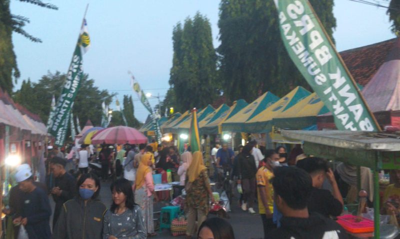 Foto : Bazar Takjil Ramadhan di depan Labang Mesem diserbu ratusan pengunjung berburu menu buka puasa 