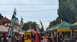 Foto : Ratusan Masyarakat tumpah ruah padati areal Labang Mesem untuk berburu Takjil Ramadhan 