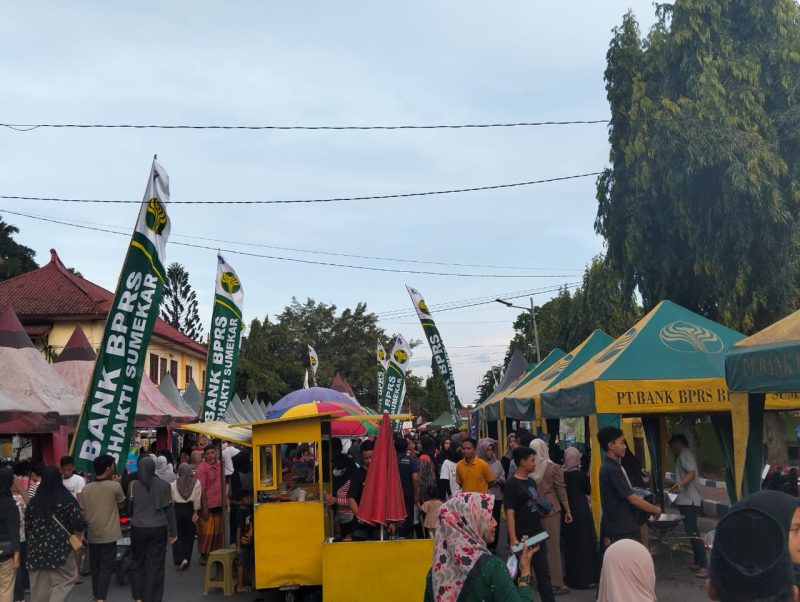 Foto : Ratusan Masyarakat tumpah ruah padati areal Labang Mesem untuk berburu Takjil Ramadhan 