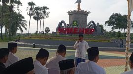 Foto : Kadisbudporapar Moh Iksan saat membuka bazar takjil Ramadan di Tugu Keris 