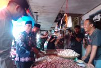 Wakil Bupati Blitar simbolis berikan minyak goreng kepada warga
