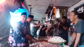 Wakil Bupati Blitar simbolis berikan minyak goreng kepada warga