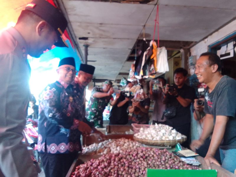 Wakil Bupati Blitar simbolis berikan minyak goreng kepada warga