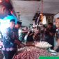 Wakil Bupati Blitar simbolis berikan minyak goreng kepada warga