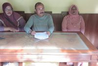 Sa'ada, ibu kandung korban yang juga merupakan istri tersangka KA didampingi Ahmad Azizi, selaku kuasa hukumnya saat jumpa pers bersama sejumlah media. 