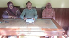 Sa'ada, ibu kandung korban yang juga merupakan istri tersangka KA didampingi Ahmad Azizi, selaku kuasa hukumnya saat jumpa pers bersama sejumlah media. 