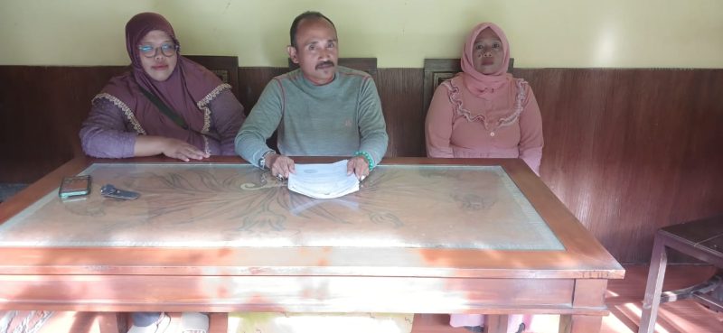 Sa'ada, ibu kandung korban yang juga merupakan istri tersangka KA didampingi Ahmad Azizi, selaku kuasa hukumnya saat jumpa pers bersama sejumlah media. 