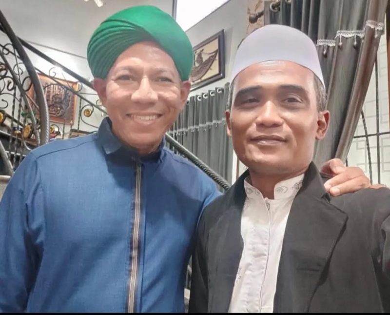 Foto : Ferry Arbania bersama Habib Segaf Baharun Potoh Kiai Muhammad Rowi Pengasuh Ponpes Dalwa Bangil dalam sebuah acara silaturrahim