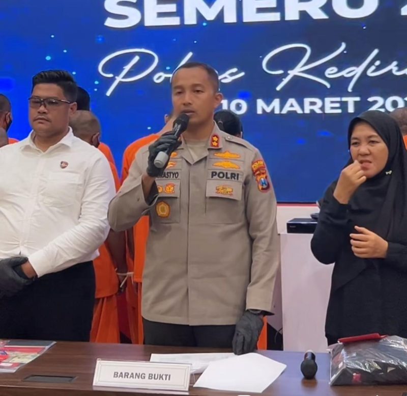 Foot : Kapolres Kediri Kota memimpin Konferensi Pers, yang dilaksanakan di Mako Polres Kediri Kota, Jl. KDP Slamet pada Senin (10/3/2025) sore