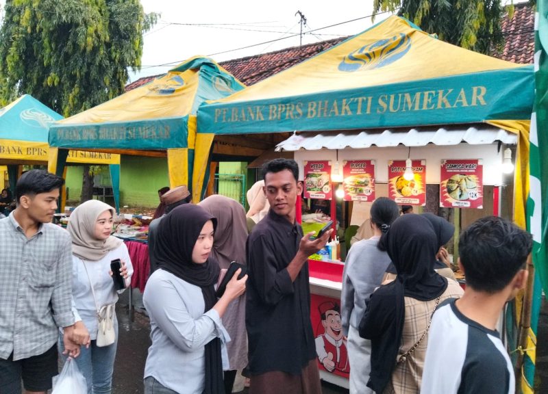 Foot: Meski gerimis, Masyarakat Sumenep sangat antusias mendatangi Bazar Takjil Ramadhan untuk belanja menu berbuka puasa 