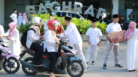 Foto : Hotel Manajer, Arief Wicaksono memimpin kegiatan bagi bagi takjil ramadhan.