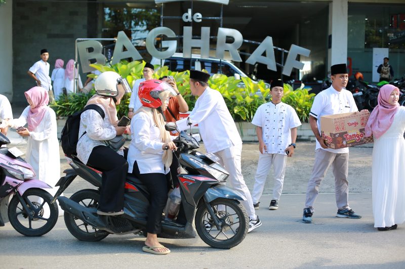 Foto : Hotel Manajer, Arief Wicaksono memimpin kegiatan bagi bagi takjil ramadhan.