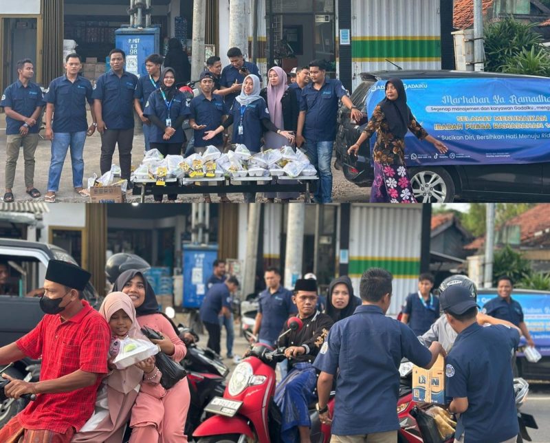 Foto : Segenap karyawan perusahan Gadaiku Unit Pasean tampak antusias membagikan takjil dan jajanan khas Pasean kepada pejalan kaki dan pengendara 