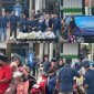 Foto : Segenap karyawan perusahan Gadaiku Unit Pasean tampak antusias membagikan takjil dan jajanan khas Pasean kepada pejalan kaki dan pengendara 