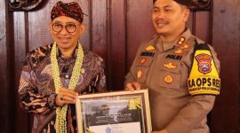 Foto Kapolres Sumenep, saat menerima piagam penghargaan dari Menteri Kebudayaan RI Fadli Zon. (Foto: Istimewa)