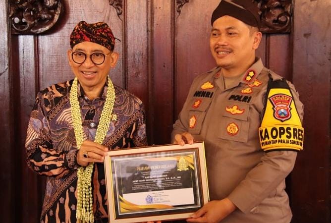 Foto Kapolres Sumenep, saat menerima piagam penghargaan dari Menteri Kebudayaan RI Fadli Zon. (Foto: Istimewa)