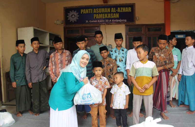 Foto : Persatuan Istri Karyawan dan Karyawati (PIKK) dan Srikandi PLN UP3 Madura, tunjukkan semangat kepedulian di bulan suci Ramadan.