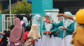 Srikandi dan PIKK PLN UP3 Madura tampak semangat berbagi keberkahan di bulan suci ramadhan dengan membagikan ratusan takjil 