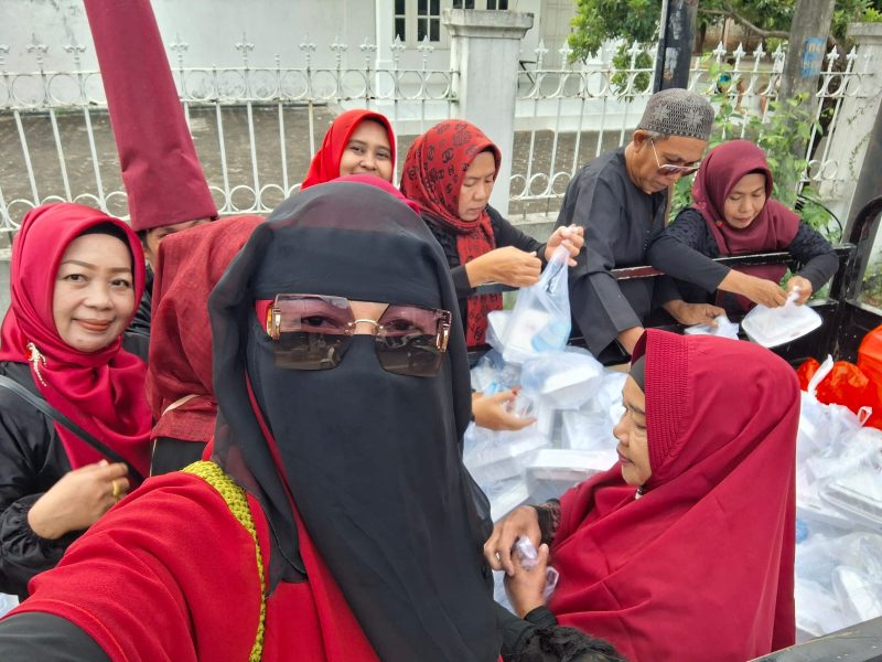 Foot : Paguyuban Kader Sehati Kelurahan Kepanjin, Kecamatan Kota Sumenep tampak bersemangat menebar kebaikan di bulan suci Ramadan dengan melakukan kegiatan bagi bagi takjil untuk masyarakat.