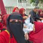 Foot : Paguyuban Kader Sehati Kelurahan Kepanjin, Kecamatan Kota Sumenep tampak bersemangat menebar kebaikan di bulan suci Ramadan dengan melakukan kegiatan bagi bagi takjil untuk masyarakat.