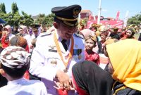 Foot : Bukti kepemimpinan yang merakyat, Bupati Sumenep Achmad Fauzi Wongsojudo dikerumuni warganya.