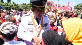 Foot : Bukti kepemimpinan yang merakyat, Bupati Sumenep Achmad Fauzi Wongsojudo dikerumuni warganya.
