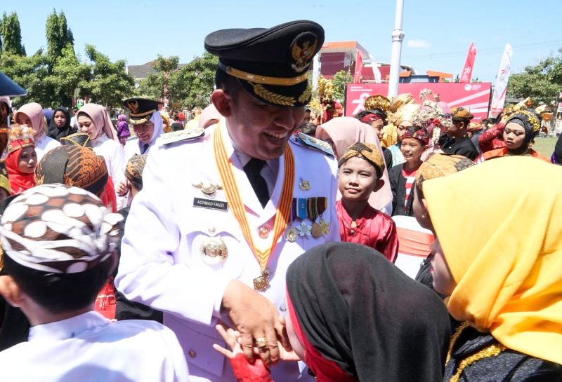 Foot : Bukti kepemimpinan yang merakyat, Bupati Sumenep Achmad Fauzi Wongsojudo dikerumuni warganya.