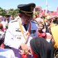 Foot : Bukti kepemimpinan yang merakyat, Bupati Sumenep Achmad Fauzi Wongsojudo dikerumuni warganya.