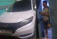 Foto oknum polisi saat dikonfirmasi media ini (dok : Enno Detikzone.id)