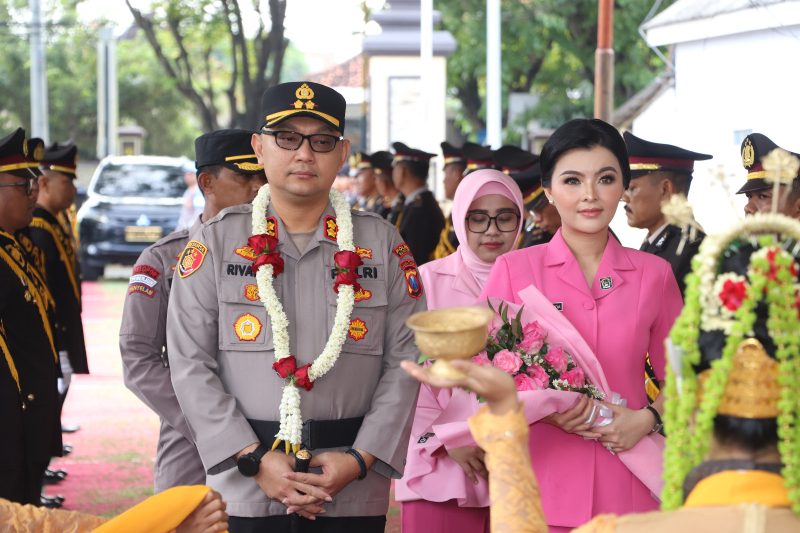 Foto : Tradisi penyambutan Kapolres Sumenep baru berjalan dengan khidmat 