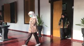 Foto : Mantan Bupati Blitar keluar dari ruang pemeriksaan dengan wajah yang tampak letih, ia hanya melemparkan senyum tipis kepada para awak media