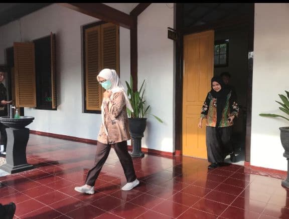 Foto : Mantan Bupati Blitar keluar dari ruang pemeriksaan dengan wajah yang tampak letih, ia hanya melemparkan senyum tipis kepada para awak media