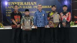 Foto : Didampingi Sekda Sumenep, Penghargaan Opini WTP LKPD 2024 diserahkan oleh Kepala Perwakilan BPK Provinsi Jawa Timur Yuan Candra Djaisin kepada Bupati Achmad Fauzi Wongsojudo di Kantor Perwakilan BPK RI Provinsi Jawa Timur di Sidoarjo, Kamis (17/04/2025).