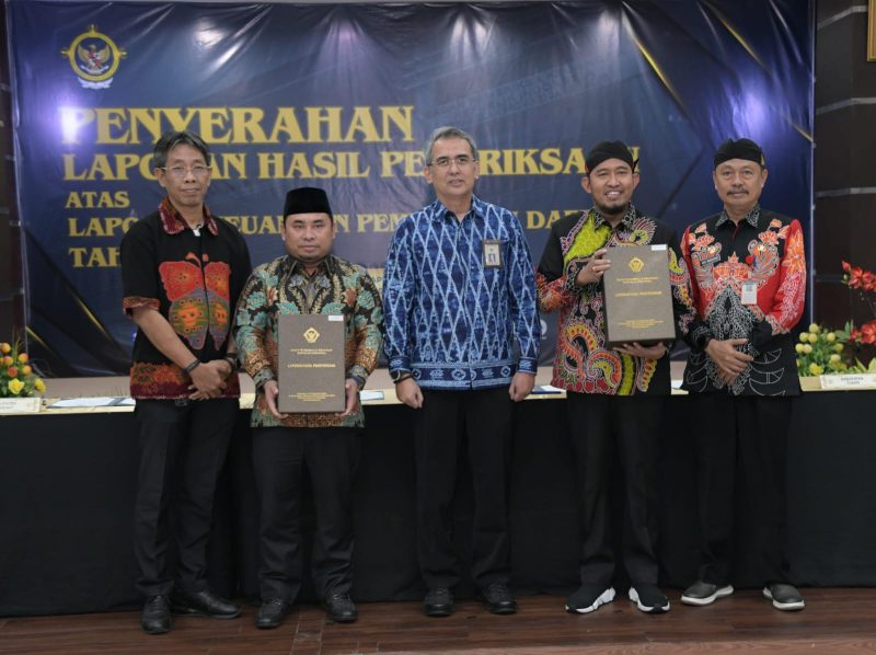 Foto : Didampingi Sekda Sumenep, Penghargaan Opini WTP LKPD 2024 diserahkan oleh Kepala Perwakilan BPK Provinsi Jawa Timur Yuan Candra Djaisin kepada Bupati Achmad Fauzi Wongsojudo di Kantor Perwakilan BPK RI Provinsi Jawa Timur di Sidoarjo, Kamis (17/04/2025).