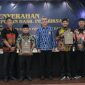 Foto : Didampingi Sekda Sumenep, Penghargaan Opini WTP LKPD 2024 diserahkan oleh Kepala Perwakilan BPK Provinsi Jawa Timur Yuan Candra Djaisin kepada Bupati Achmad Fauzi Wongsojudo di Kantor Perwakilan BPK RI Provinsi Jawa Timur di Sidoarjo, Kamis (17/04/2025).