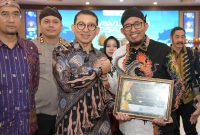 Penyerahan anugerah tokoh inspiratif dilakukan oleh Menteri Kebudayaan Republik Indonesia, Fadli Zon kepada Bupati Sumenep Achmad Fauzi Wongsojudo di Universitas Brawijaya Malang, Sabtu (19/05/2025).