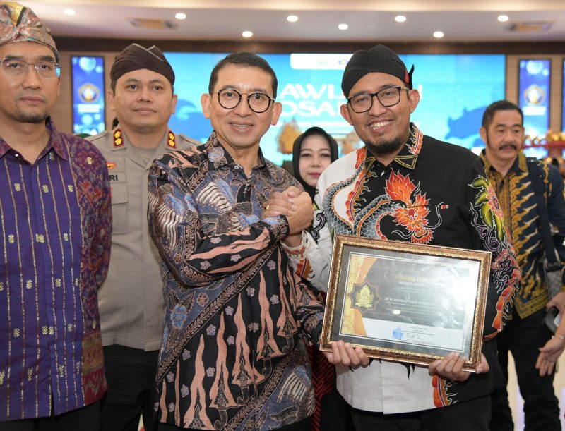 Penyerahan anugerah tokoh inspiratif dilakukan oleh Menteri Kebudayaan Republik Indonesia, Fadli Zon kepada Bupati Sumenep Achmad Fauzi Wongsojudo di Universitas Brawijaya Malang, Sabtu (19/05/2025).