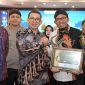 Penyerahan anugerah tokoh inspiratif dilakukan oleh Menteri Kebudayaan Republik Indonesia, Fadli Zon kepada Bupati Sumenep Achmad Fauzi Wongsojudo di Universitas Brawijaya Malang, Sabtu (19/05/2025).